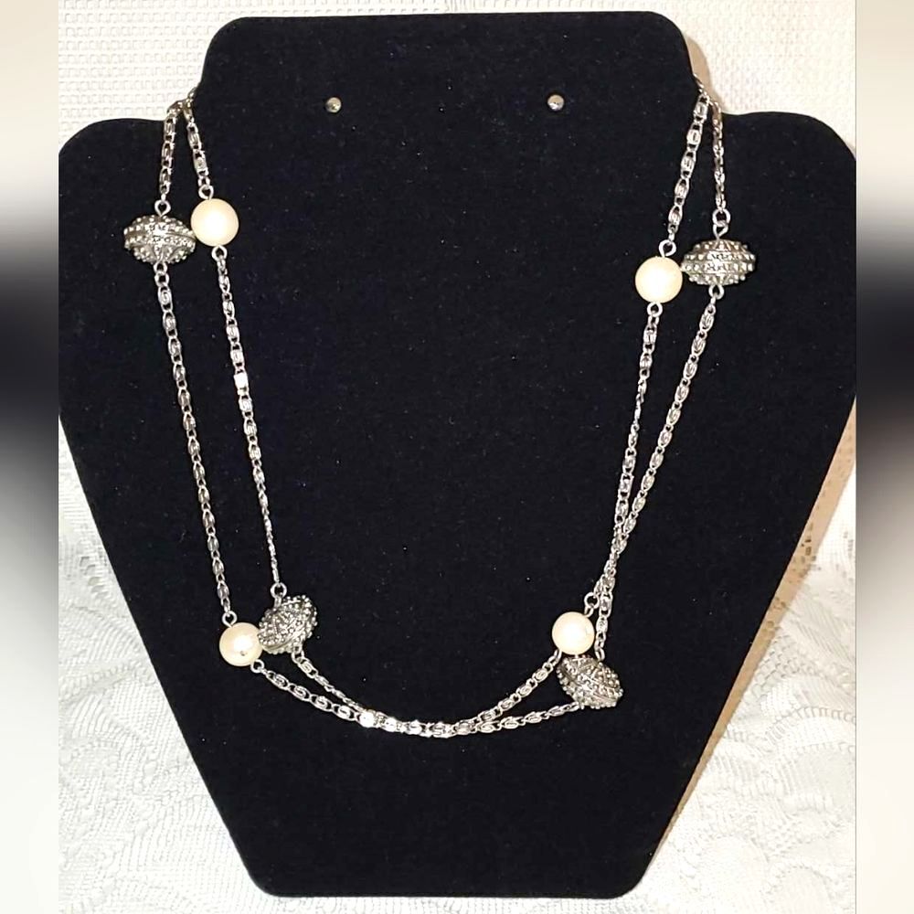 Vtg Avon Silver and Pearl Necklace with Circular Pendants